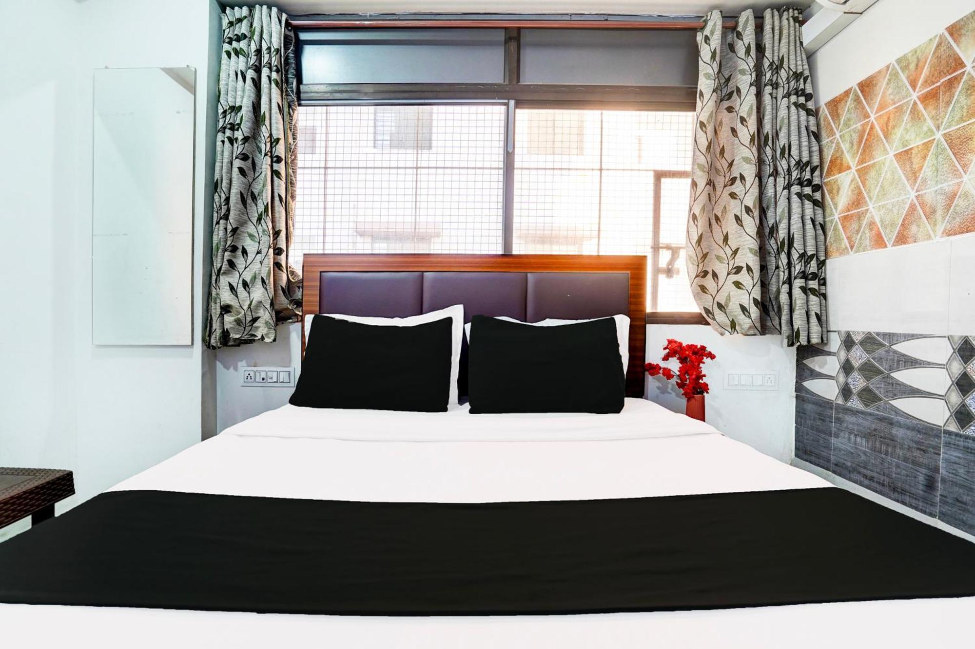 Super Hotel O Geeta Mandir Formerly Hotel Green Park Ahmedabad Ngoại thất bức ảnh
